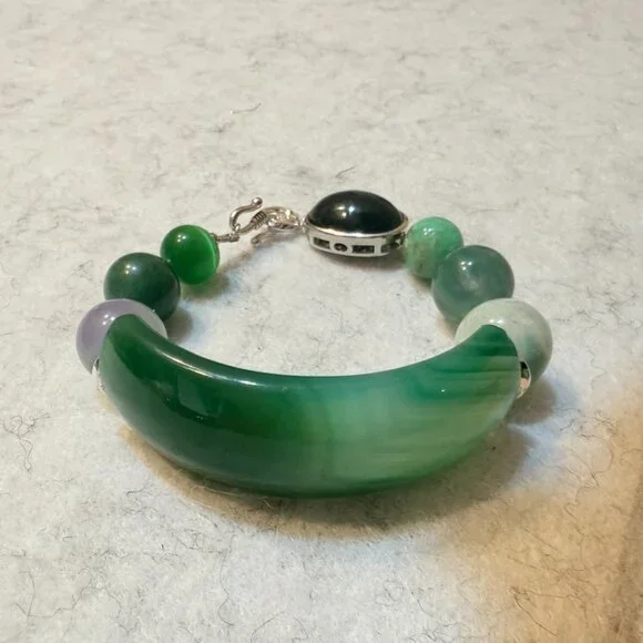 Emerald Presence Bracelet – Bold Green Statement Bangle with Natural Stone Beads - Picture 1 of 6